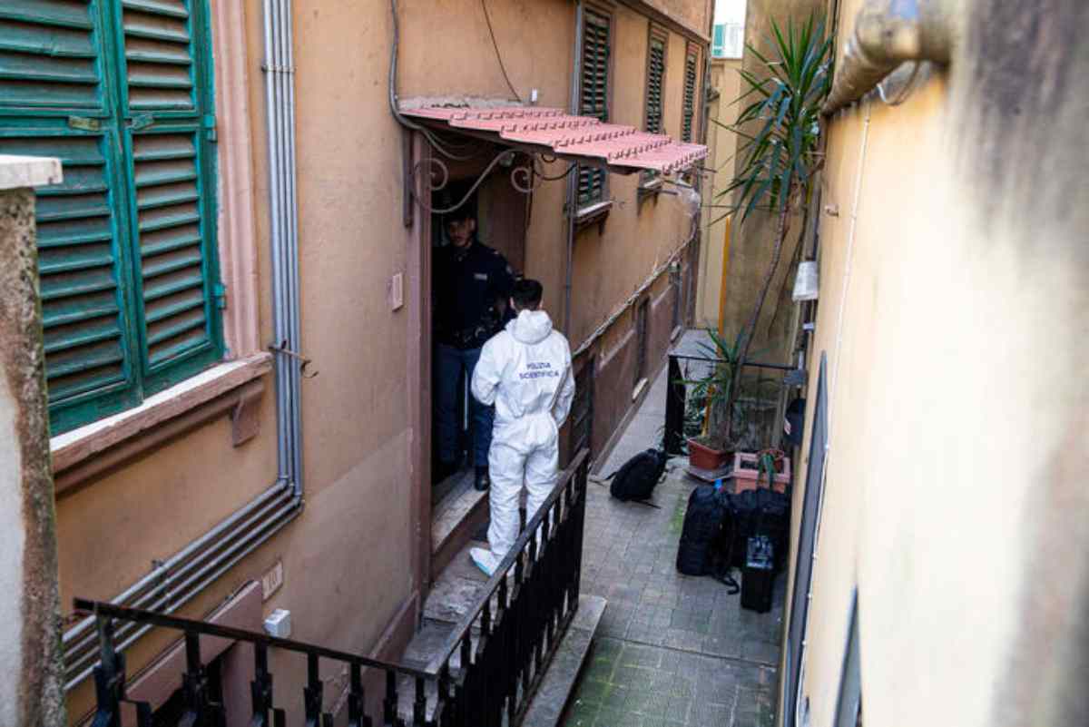 Inquirenti nell'appartamento di Mark Samson