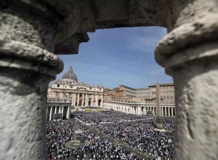 Fedeli in piazza San Pietro