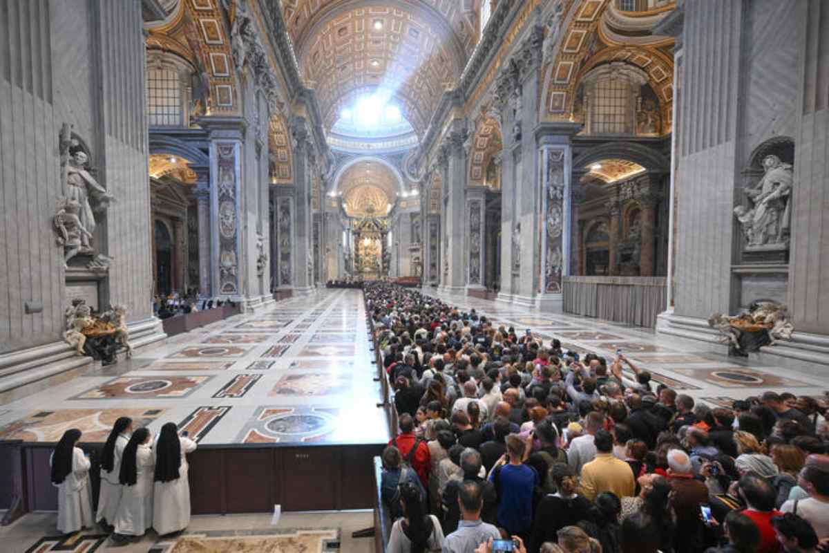 Bergoglio ancora nella bara, i cardinali già litigano per il nuovo Papa: ecco i punti del dissidio