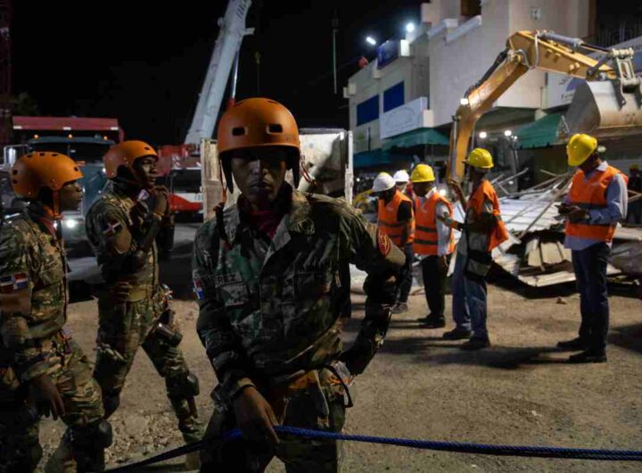 I soccorritori cercano i superstiti dopo il crollo del tetto della discoteca a Santo Domingo