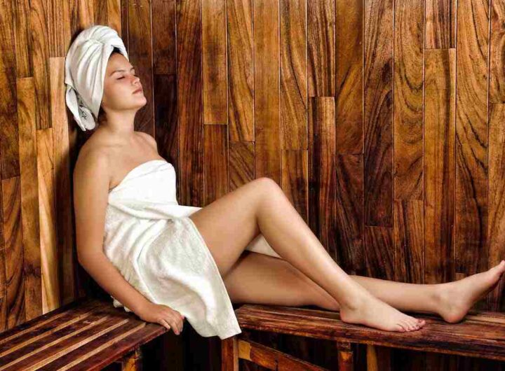 una donna dentro una sauna