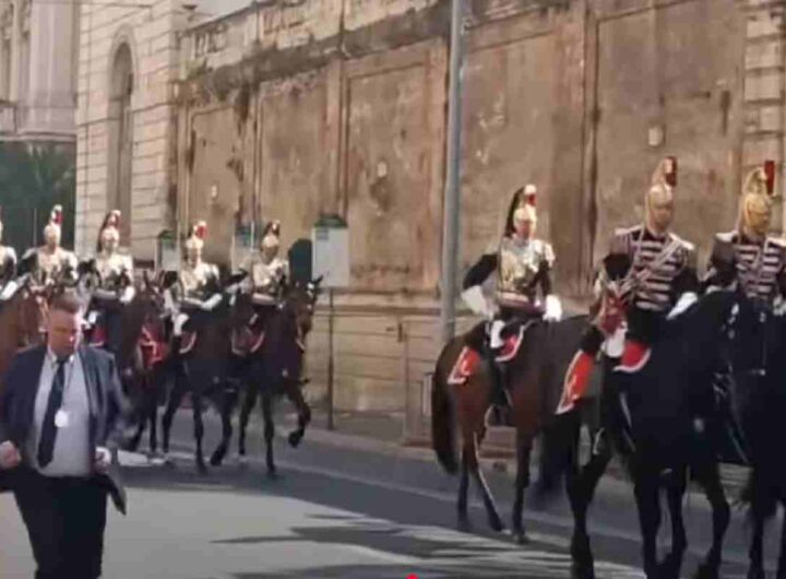 Re Carlo scortato dai cavalli a Roma