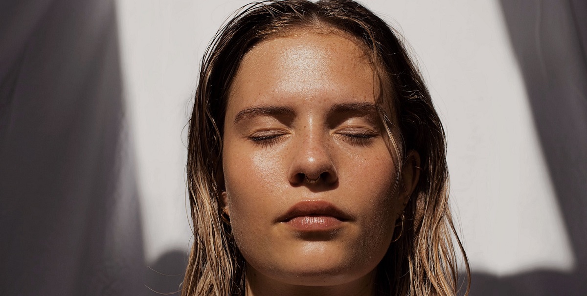 Pelle luminosa con la skincare fermentata, trend beauty 2025 che sta rivoluzionando la cosmesi