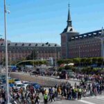 Gente in strada a causa della metro di Madrid bloccata per il blackout