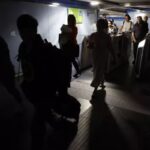 Gente nella metro di Madrid durante il blackout