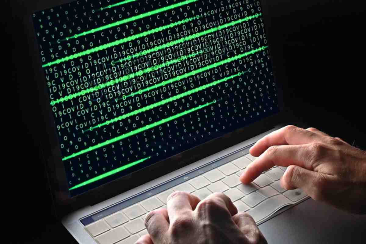 Una spia al lavoro davanti ad un computer