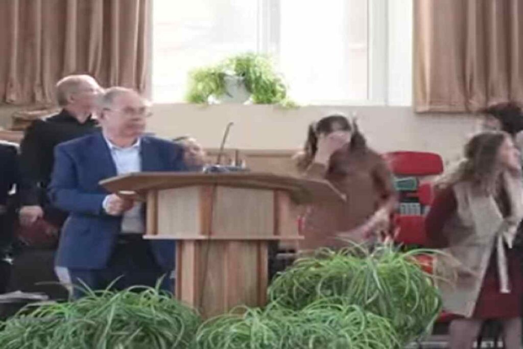 Sumy, il video dell'attacco russo dall'interno della chiesa durante la messa