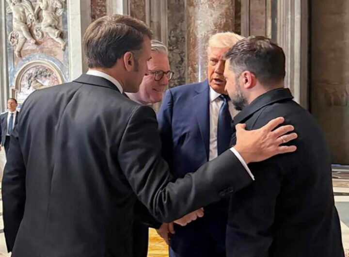 Europa in campo ma le regole le fa Putin: ci sarà pace in Ucraina? Stasera a Washington si vedrà, nella foto Trump con Zelensky, Starmer e Macron in Vaticano
