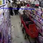 Gente fugge dai supermercati in Turchia per via del terremoto