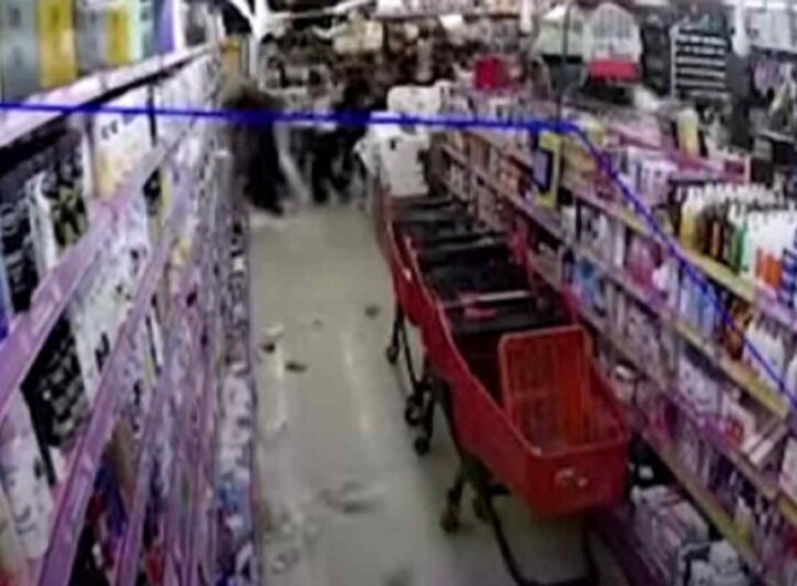 Gente fugge dai supermercati in Turchia per via del terremoto