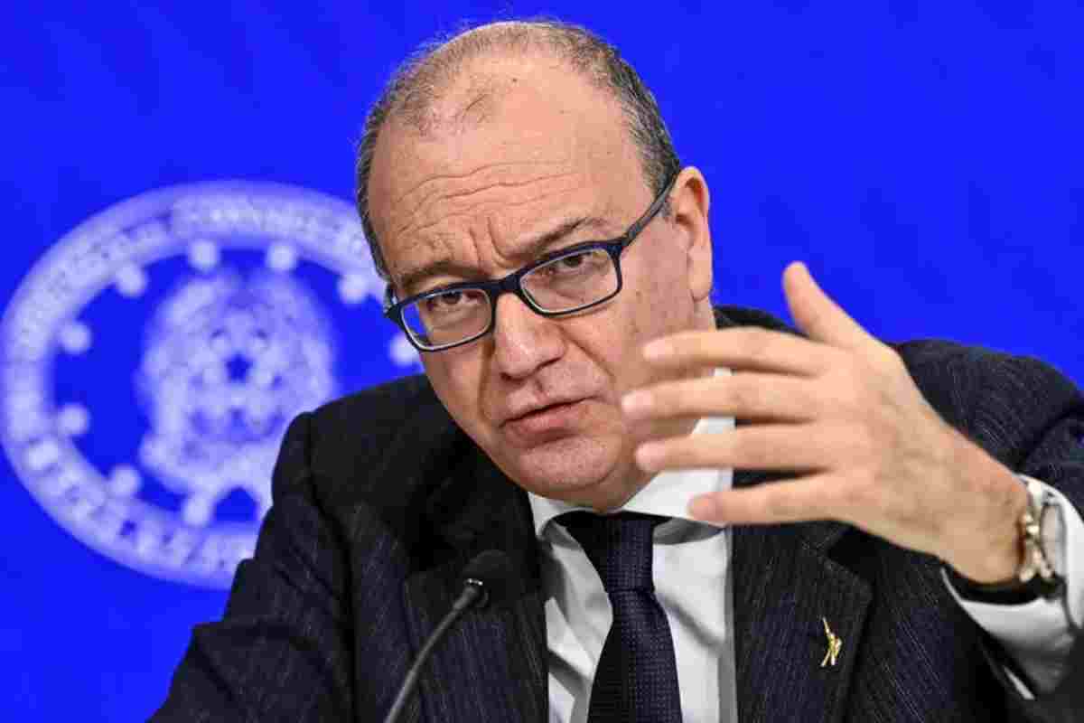 Scuola, per l’educazione sessuale sarà obbligatorio il consenso dei genitori. Arresto in flagranza per chi picchia i docenti