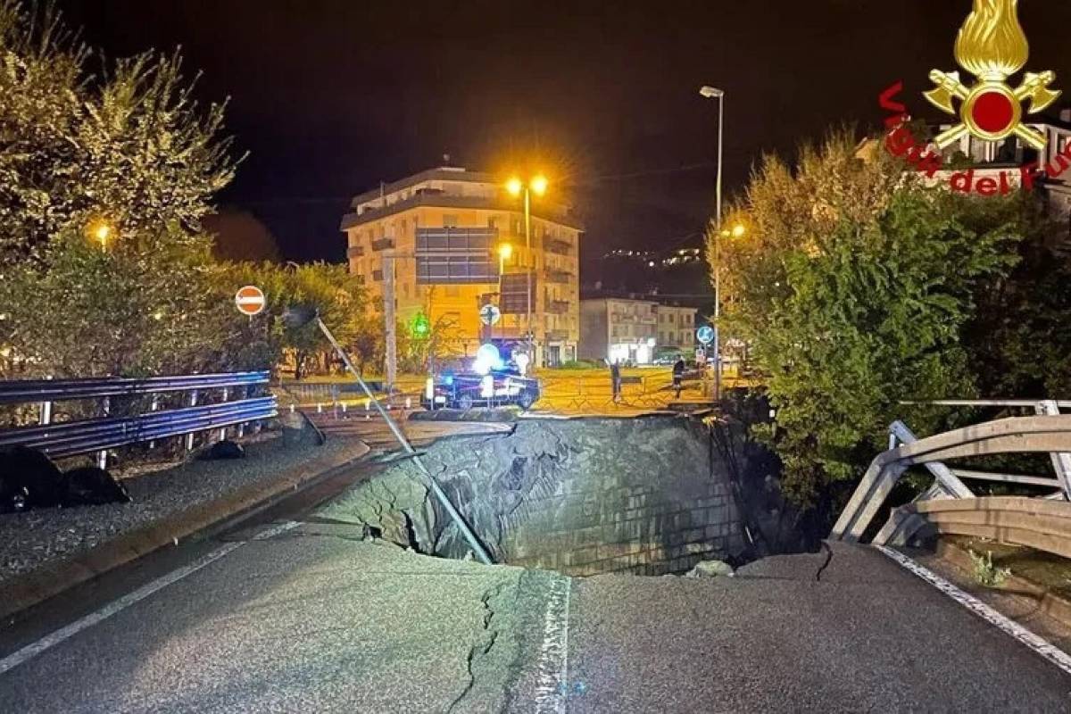 La foto del giorno, la voragine che ha inghiottito l’auto con a bordo un padre e il figlio