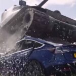 Carro armato distrugge auto Tesla