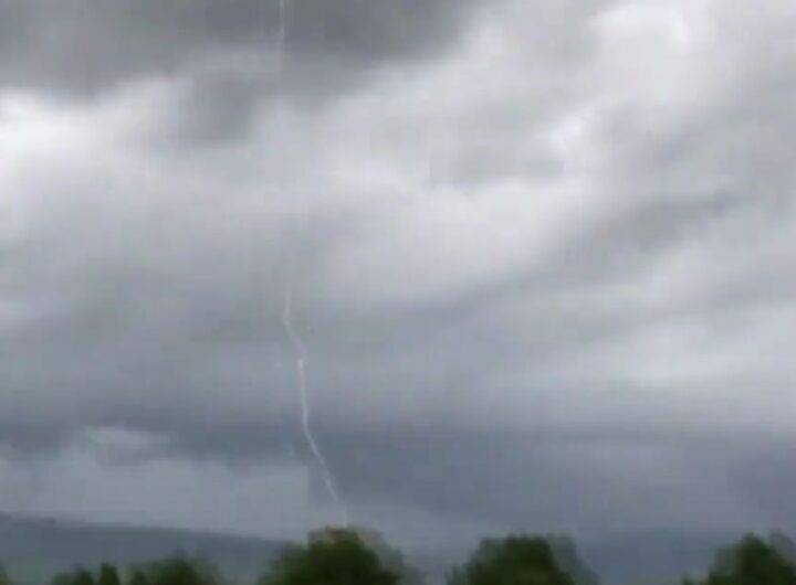 Fulmine colpisce campanile a Poppi, in Toscana
