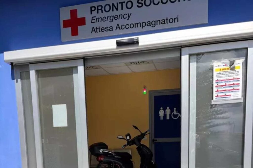 Motorino elettrico parcheggiato nel pronto soccorso