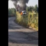 Un veicolo in fiamme dopo l'assalto al portavalori
