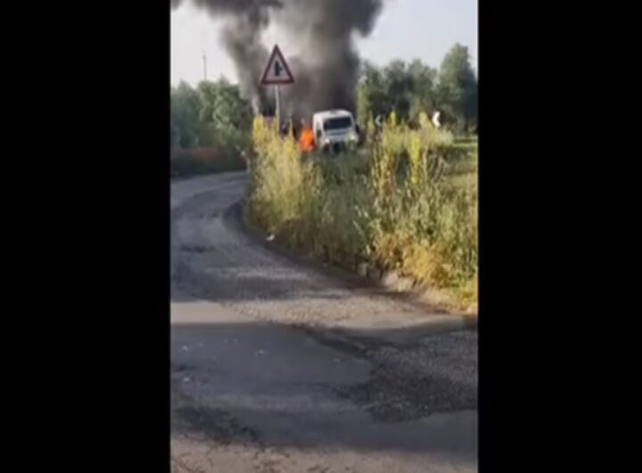 Un veicolo in fiamme dopo l'assalto al portavalori