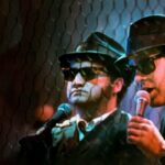 John Belushi e Dan Aykroyd in una scena dei Blues Brothers mentre cantano su un palco