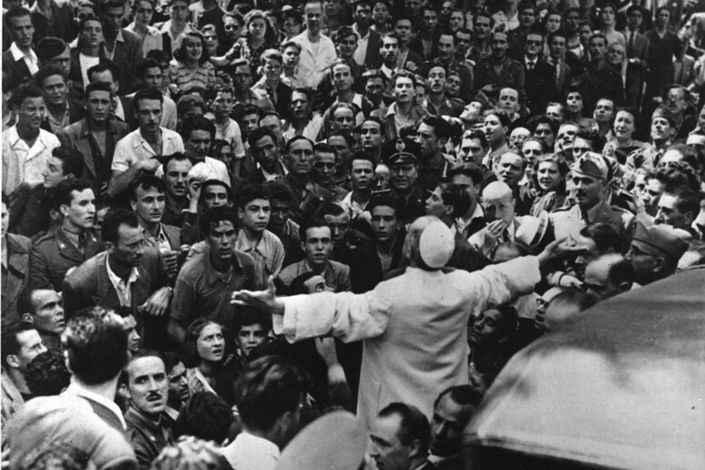 Papa Leone XIV e il nuovo corso della Chiesa nel mondo: quando una folla diventa popolo, nella foto pio xii