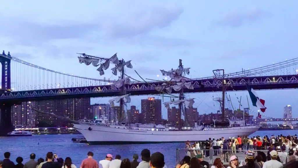 Veliero messicano contro il ponte di Brooklyn, 2 morti 22 feriti: il rimorchiatore ha invertito la marcia