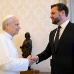 Il Papa a Castel Gandolfo loda il ruolo dei costruttori di pace, i fedeli pensano al vertice Putin-Trump in Alaska, nella foto incontro papa vance