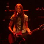 La cantautrice americana Juliana Hatfield durante un'esibizione con la sua chitarra
