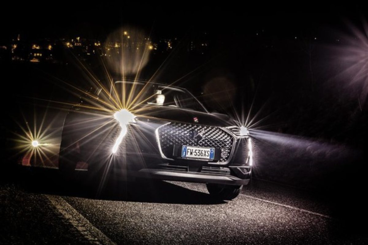 Lampeggiare per segnalare un posto di blocco è un reato, ecco i rischi