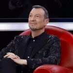 amadeus polemiche amici gesto social