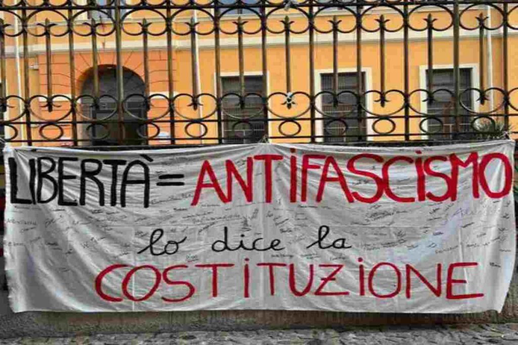 Striscione antifascista
