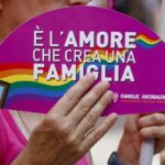 Delle coppie arcobaleno manifestano