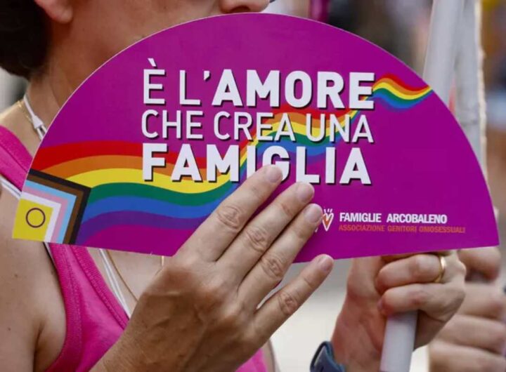 Delle coppie arcobaleno manifestano