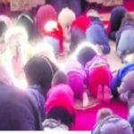 I bmabini inginocchiati in moschea