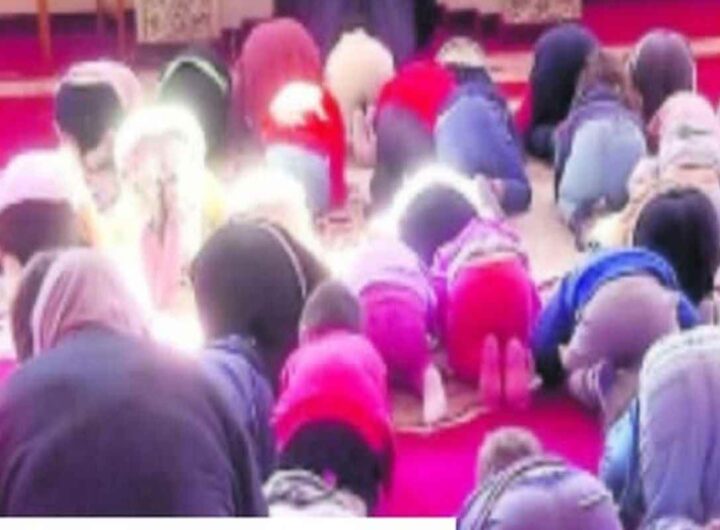 I bmabini inginocchiati in moschea