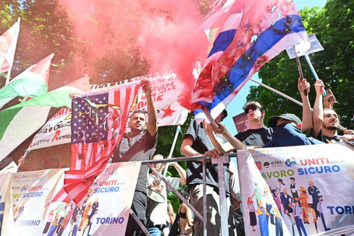 Bruciate le bandiere dell’Europa, Usa e Israele al corteo del Primo Maggio a Torino