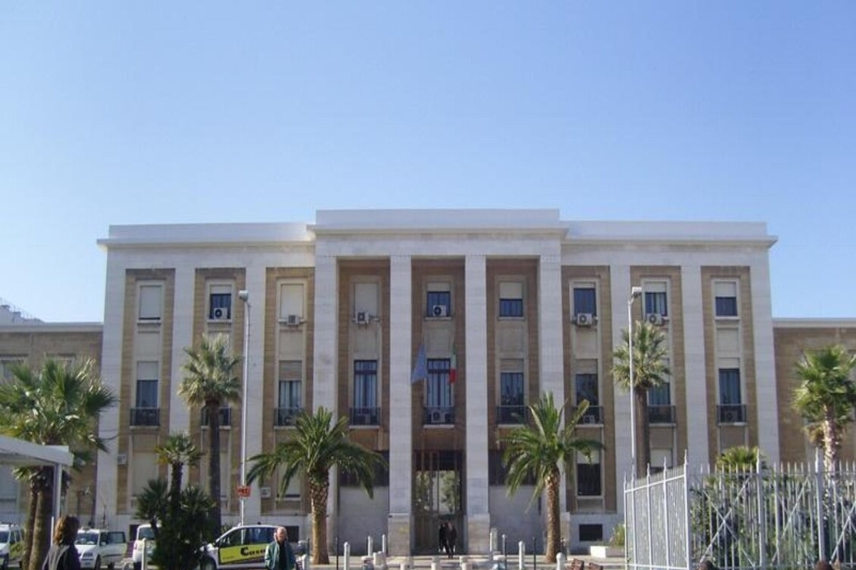 Imprenditore edile va al cantiere, cade da un’impalcatura di tre metri e muore