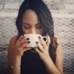 una ragazza beve caffè