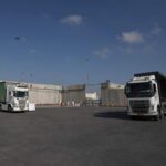 La foto del giorno, i camion carichi di aiuti in attesa di entrare a Gaza