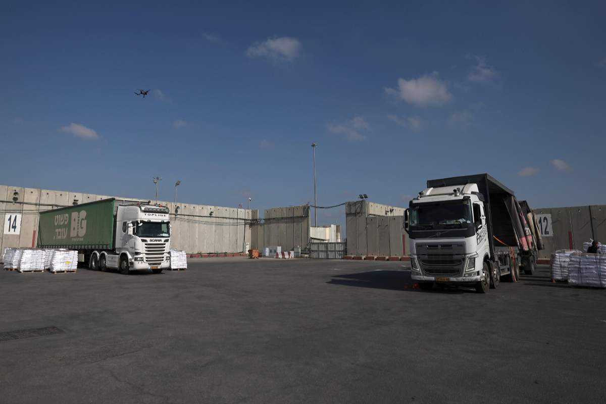 La foto del giorno, i camion carichi di aiuti umanitari in attesa di entrare a Gaza