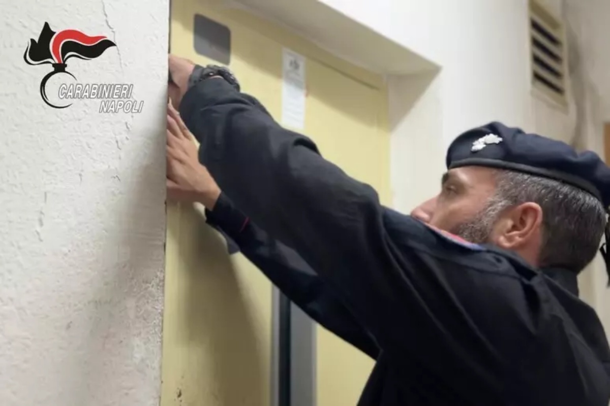 La storia del cimitero di Napoli usato per nascondere la cocaina