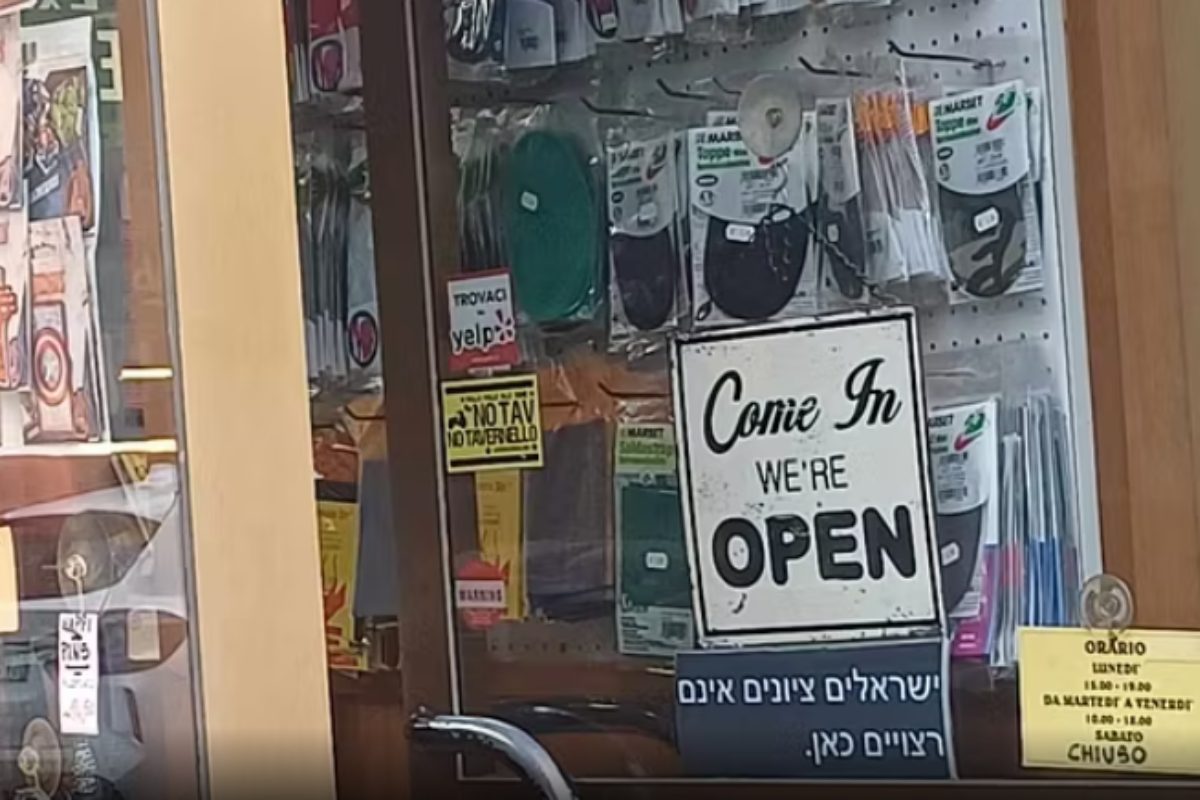 Cartello in ebraico in un negozio del centro di Milano: “Gli israeliani sionisti non sono benvenuti qui”