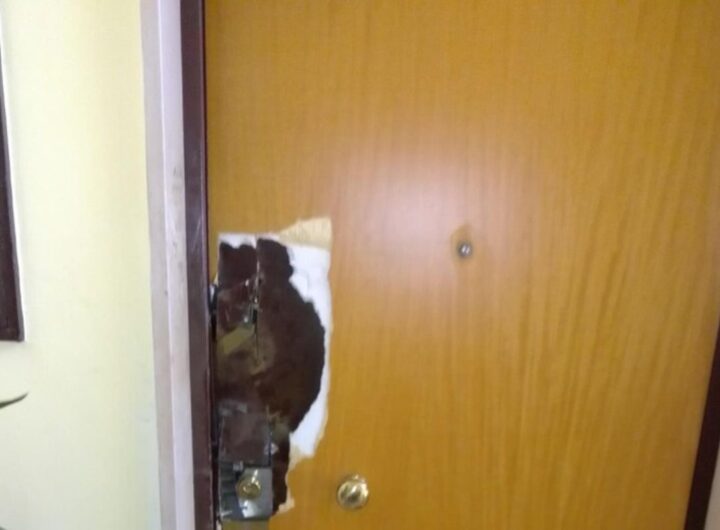 Porta con serratura cambiata dopo l'occupazione di una casa