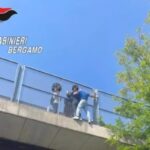 cavalcavia carabiniere salva ragazza