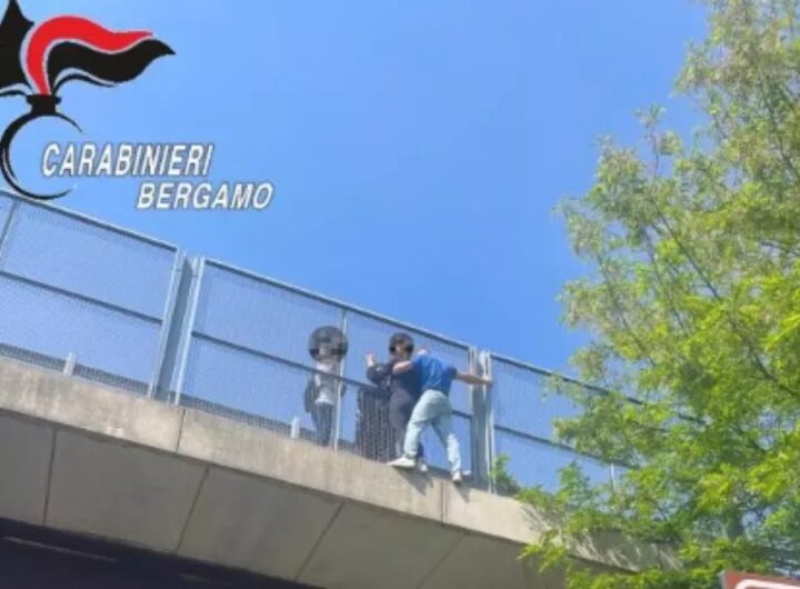 cavalcavia carabiniere salva ragazza