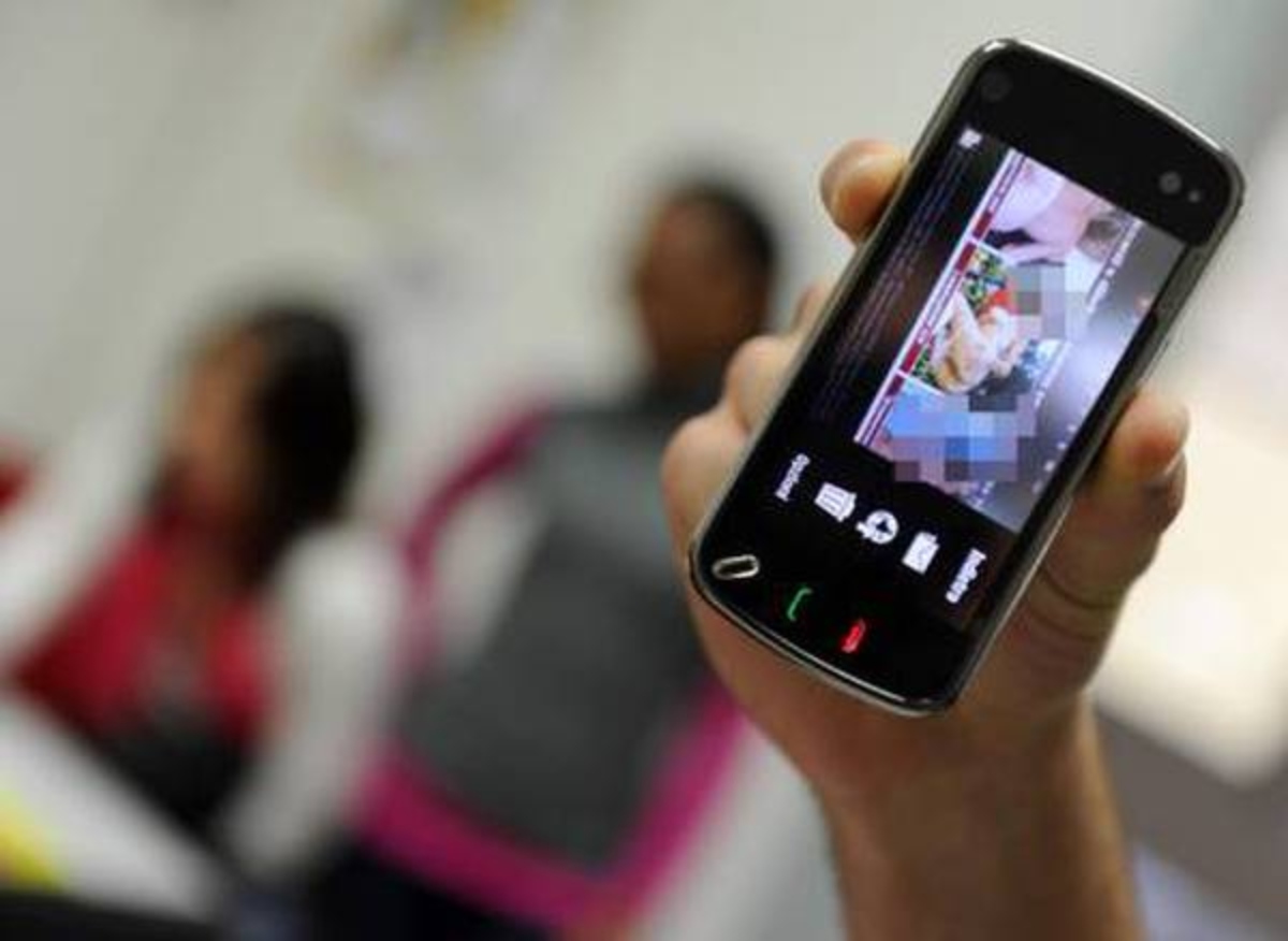 Il ministro dell’Istruzione Valditara: “Chiederò alla Ue lo stop ai cellulari a scuola fino a 14 anni”