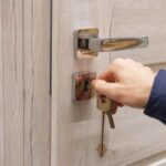 Occhio alla chiave nella serratura di notte, ecco cosa rischi, i dettagli