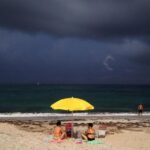 cielo nero sulla spiaggia