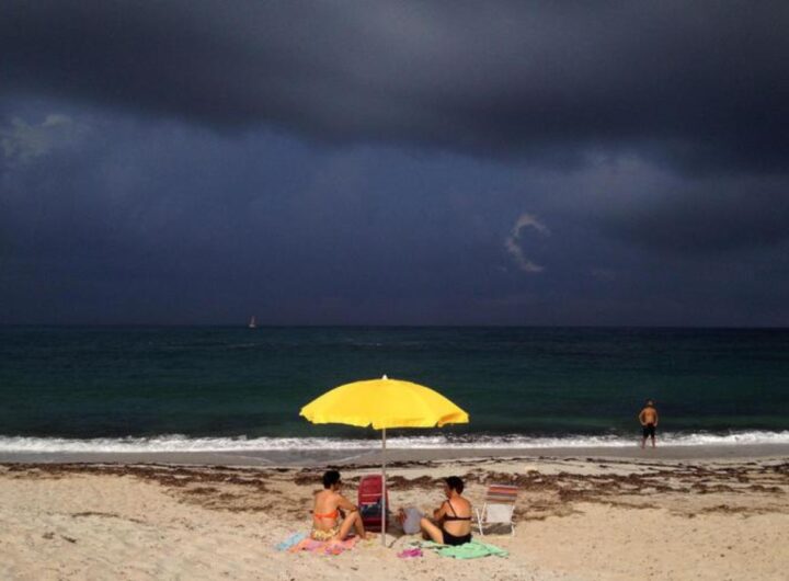 cielo nero sulla spiaggia