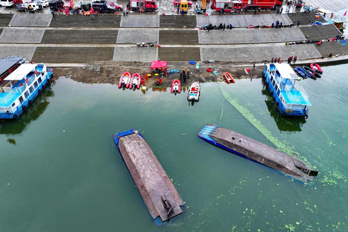 La foto del giorno, le barche turistiche rovesciate a Qianxi che hanno provocato la morte di 10 persone