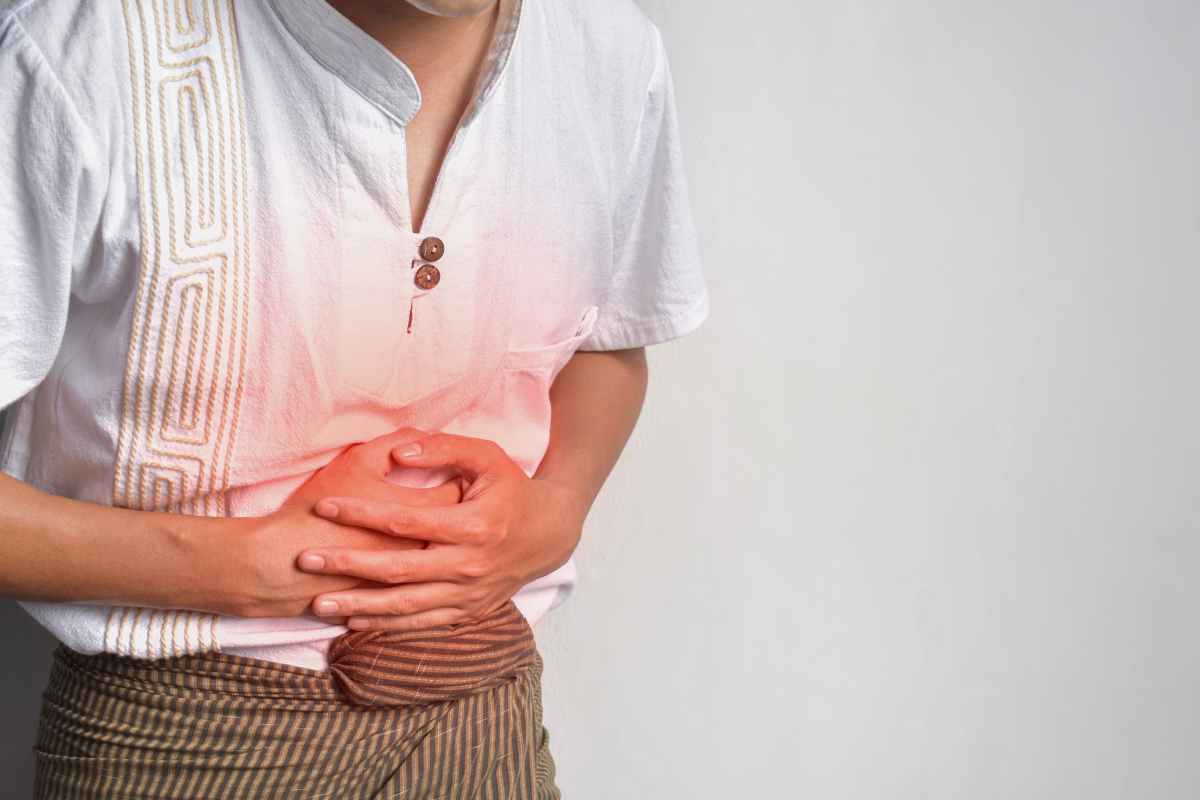 Colpisce tutti e non c’è soluzione: il colon irritabile è la malattia del secolo, come difendersi e prevenirlo