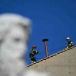 I vigili del fuoco che sistemano comignolo Cappella Sistina